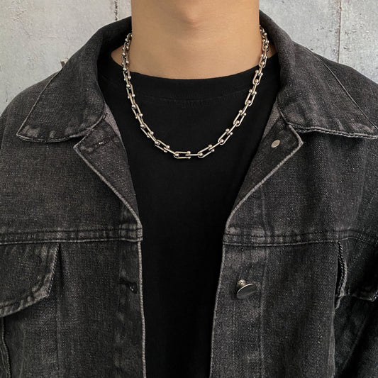 U-SHAPED CHAIN NECKLACE